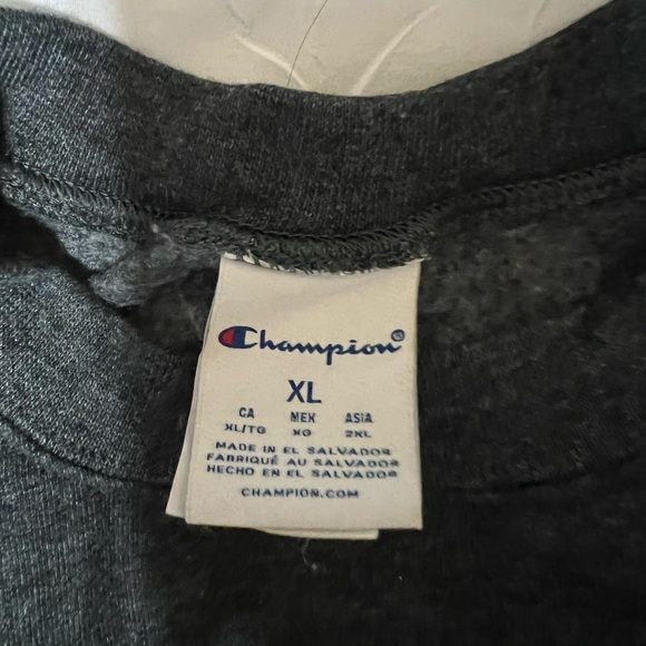 UMASS crewneck - Picture 3 of 3